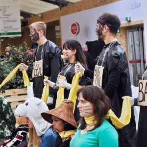 Українські активісти провели акцію-перфоманс «Викопне паливо вбиває» Українські активісти провели акцію-перфоманс «Викопне паливо вбиває»