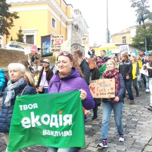 більше двох тисяч людей об’єдналися в Києві з однією метою: вимагати від влади реальних дій для боротьби зі зміною клімату. більше двох тисяч людей об’єдналися в Києві з однією метою: вимагати від влади реальних дій для боротьби зі зміною клімату.