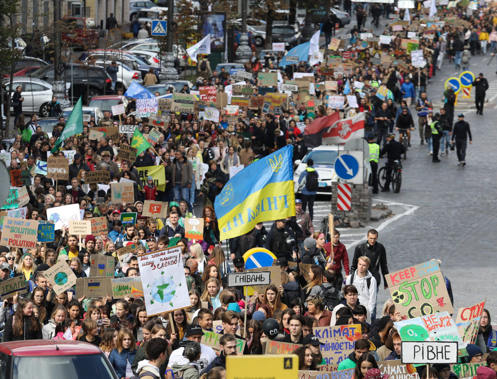 більше двох тисяч людей об’єдналися в Києві з однією метою: вимагати від влади реальних дій для боротьби зі зміною клімату.