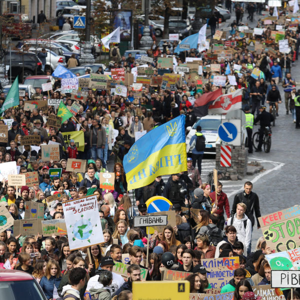 більше двох тисяч людей об’єдналися в Києві з однією метою: вимагати від влади реальних дій для боротьби зі зміною клімату. більше двох тисяч людей об’єдналися в Києві з однією метою: вимагати від влади реальних дій для боротьби зі зміною клімату.