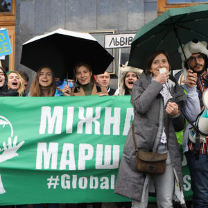 більше двох тисяч людей об’єдналися в Києві з однією метою: вимагати від влади реальних дій для боротьби зі зміною клімату. більше двох тисяч людей об’єдналися в Києві з однією метою: вимагати від влади реальних дій для боротьби зі зміною клімату.