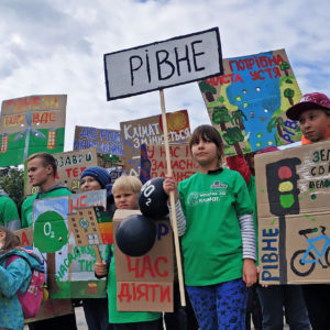 більше двох тисяч людей об’єдналися в Києві з однією метою: вимагати від влади реальних дій для боротьби зі зміною клімату. більше двох тисяч людей об’єдналися в Києві з однією метою: вимагати від влади реальних дій для боротьби зі зміною клімату.