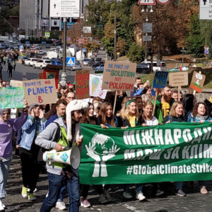 більше двох тисяч людей об’єдналися в Києві з однією метою: вимагати від влади реальних дій для боротьби зі зміною клімату. більше двох тисяч людей об’єдналися в Києві з однією метою: вимагати від влади реальних дій для боротьби зі зміною клімату.