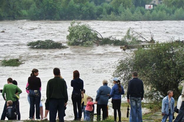 Рясні дощі, повені, ураганні вітри: що не так з кліматом на Франківщині та як з ним впоратися