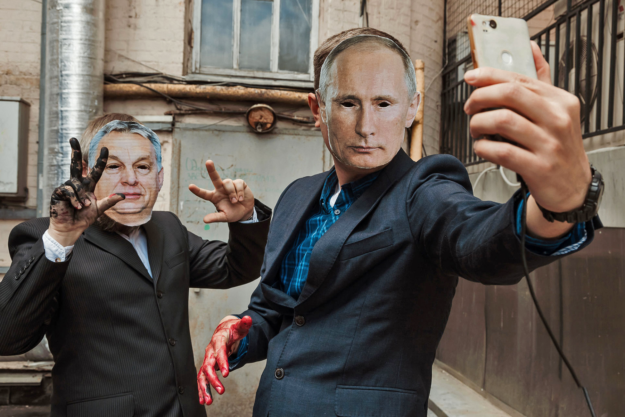 Дружба, яка спонсорує війну: у центрі Києва путін та Орбан знялися у дружній фотосесії