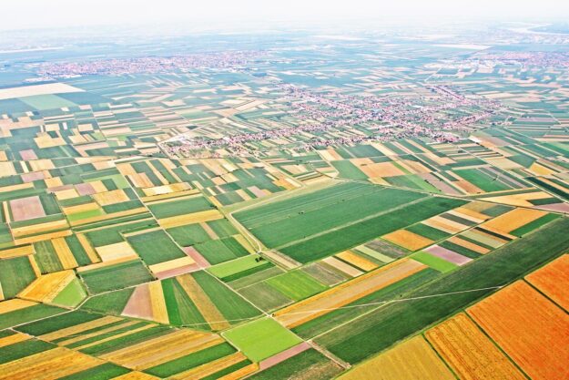 Земля у русі: нерівність і консолідація сільськогосподарських земель в Сербії