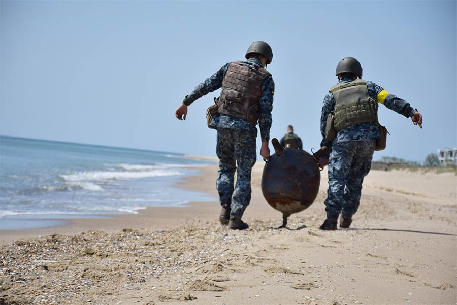 Морські ворожі якірні міни, які штормовою погодою було винесено впритул до узбережжя на Одещині (травень 2022). Фото: ОК “Південь”