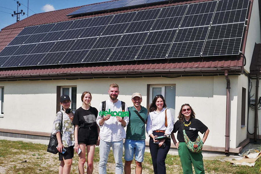 Як зелена енергетика допомагає українцям та українкам: 3 приклади, що будуть корисними у відновленні