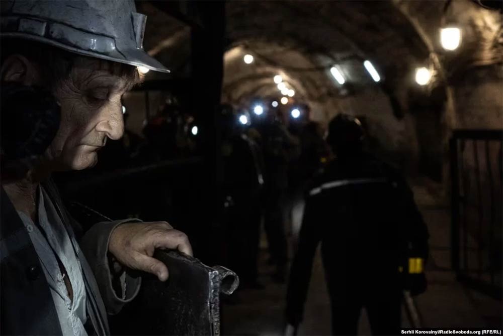 Південнодонбаська 1, черга шахтарів біля клітки ліфту. Фото – Радіо Свобода
